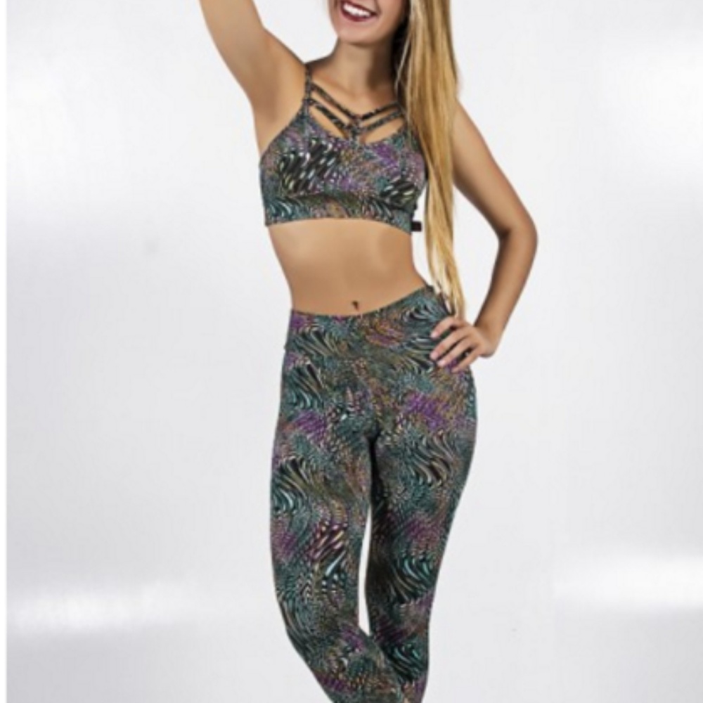 Set- Top+Capri Legging- Black and Colorful Waves